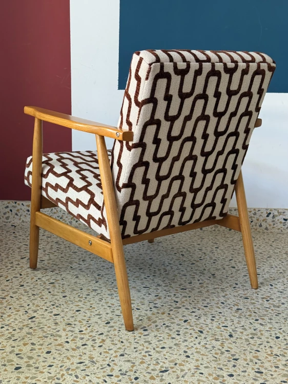 Vintage fotel B-7727 z geometryczną tapicerką i drewnianą konstrukcją
